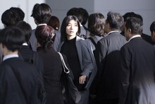 撮影中の藤吉夏鈴（櫻坂46）。