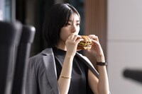 撮影中の藤吉夏鈴（櫻坂46）。