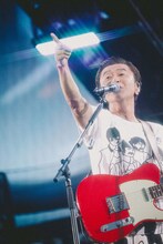 桑田佳祐（Vo, G）（撮影：西槇太一）