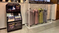 東京・SHIBUYA TSUTAYAで展示されているももいろクローバーZの衣装。
