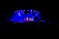 アメリカ・ロサンゼルスのThe Moroccan Loungeでライブを行うCHAI。（Photo by Johnny Le）