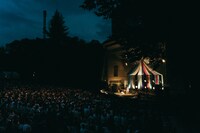 ハナレグミ「Faraway so close」東京・日比谷公園大音楽堂（日比谷野音）公演の様子。（Photo by RYO MITAMURA）