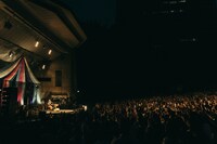 ハナレグミ「Faraway so close」東京・日比谷公園大音楽堂（日比谷野音）公演の様子。（Photo by RYO MITAMURA）