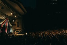 ハナレグミ「Faraway so close」東京・日比谷公園大音楽堂（日比谷野音）公演の様子。（Photo by RYO MITAMURA）