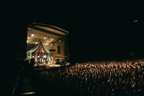ハナレグミ「Faraway so close」東京・日比谷公園大音楽堂（日比谷野音）公演の様子。（Photo by RYO MITAMURA）
