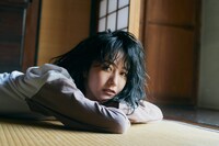 東京・紀伊國屋書店新宿店本店にてパネル展示予定の土生瑞穂の写真。（撮影：三瓶康友）