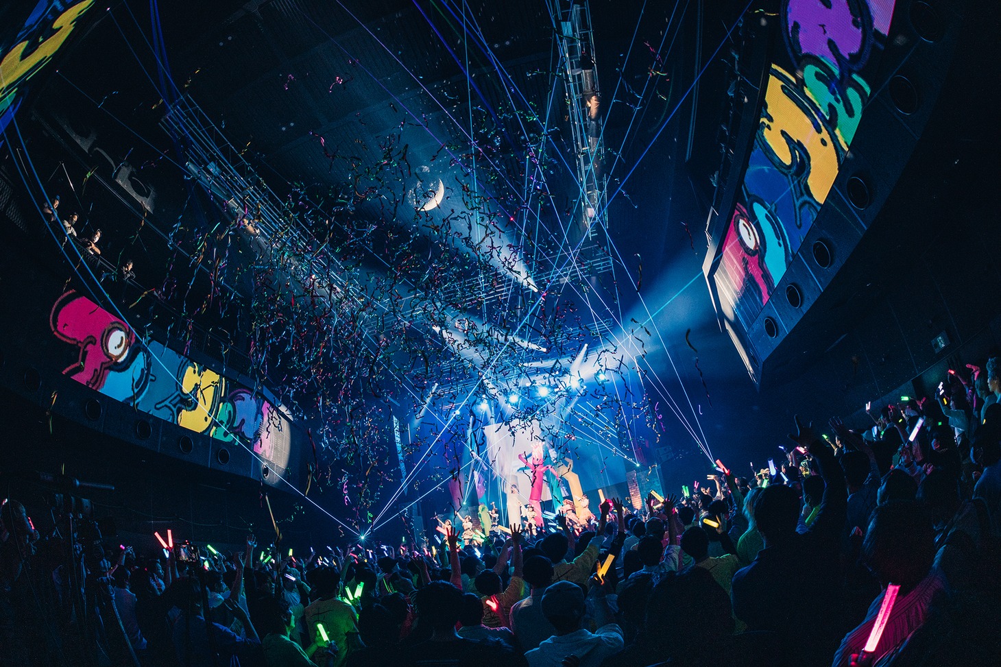 カラフルなテープが舞うZepp Shinjuku（TOKYO）。（撮影：真島洸）