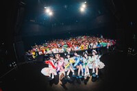 観客と記念撮影するアンスリューム。（撮影：真島洸）