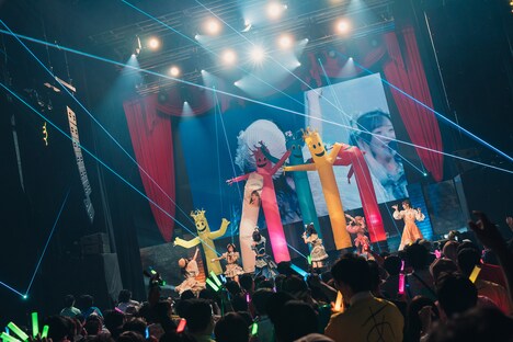 メンバーカラーのバルーンが登場したZepp Shinjuku（TOKYO）のステージ。（撮影：真島洸）