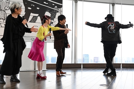 「ブラック・ジャック展」のグッズをアピールしながら登場した大塚明夫（右）。