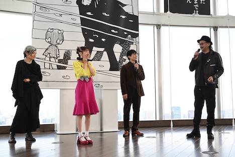 真山りか（左から2番目）に、治療代を請求する大塚明夫（右）。