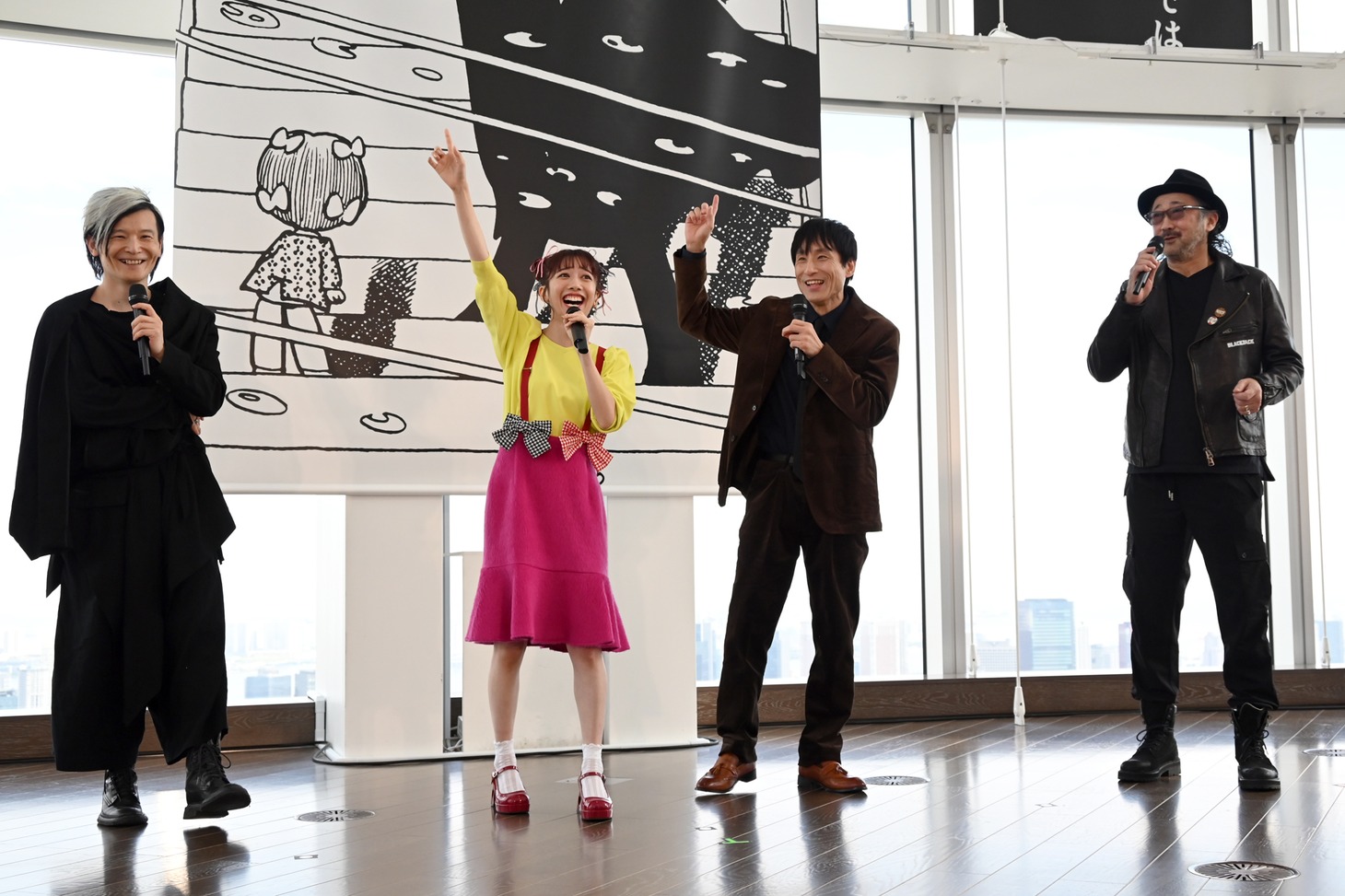 大塚明夫（右）の即興セリフ朗読に興奮する宮田裕章、真山りか、なだぎ武。