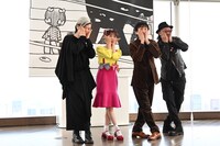 足をクロスさせ「アッチョンブリケ」ポーズを決める宮田裕章、真山りか、なだぎ武、大塚明夫。