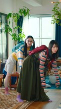 佐々木舞香（＝LOVE）と鈴木瞳美（≠ME）によるダンス動画より。