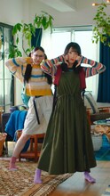 佐々木舞香（＝LOVE）と鈴木瞳美（≠ME）によるダンス動画より。