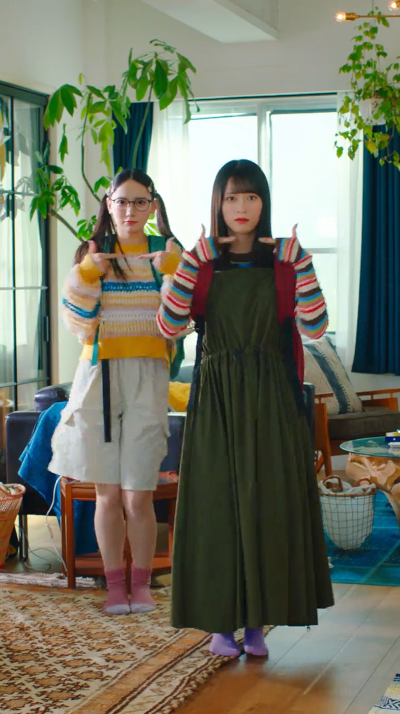 佐々木舞香（＝LOVE）と鈴木瞳美（≠ME）によるダンス動画より。