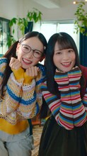 佐々木舞香（＝LOVE）と鈴木瞳美（≠ME）によるダンス動画より。