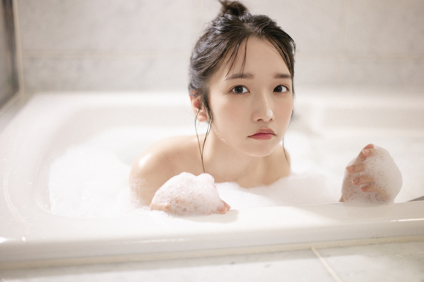 高雄さやか（STU48）の1st写真集「君だけのもの」オフショット（撮影：細居幸次郎）(c)SQUARE ENIX