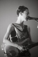 塩塚モエカ（Vo, G）（Photo by Asami Nobuoka）