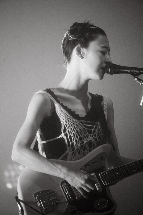 塩塚モエカ（Vo, G）（Photo by Asami Nobuoka）