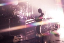 塩塚モエカ（Vo, G）（Photo by Asami Nobuoka）