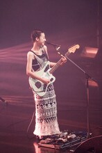 塩塚モエカ（Vo, G）（Photo by Asami Nobuoka）