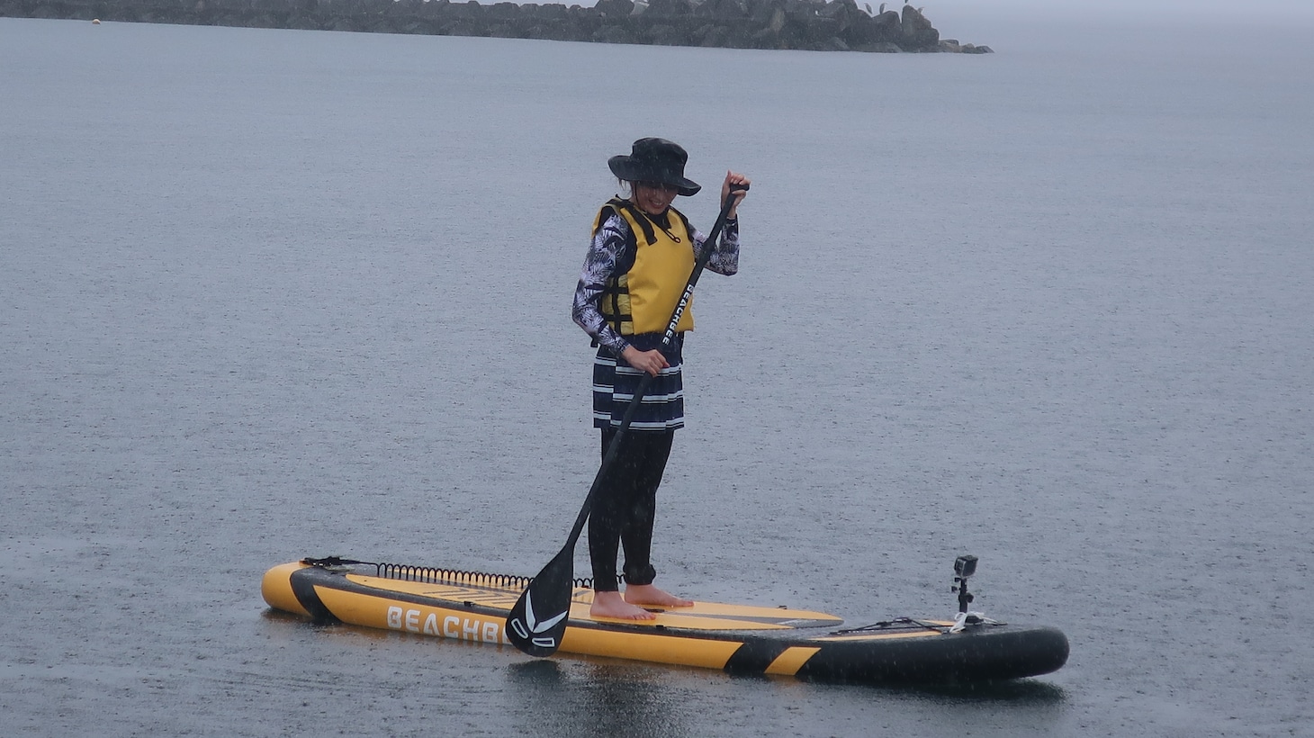 波乗り体験をする佐々木彩夏。