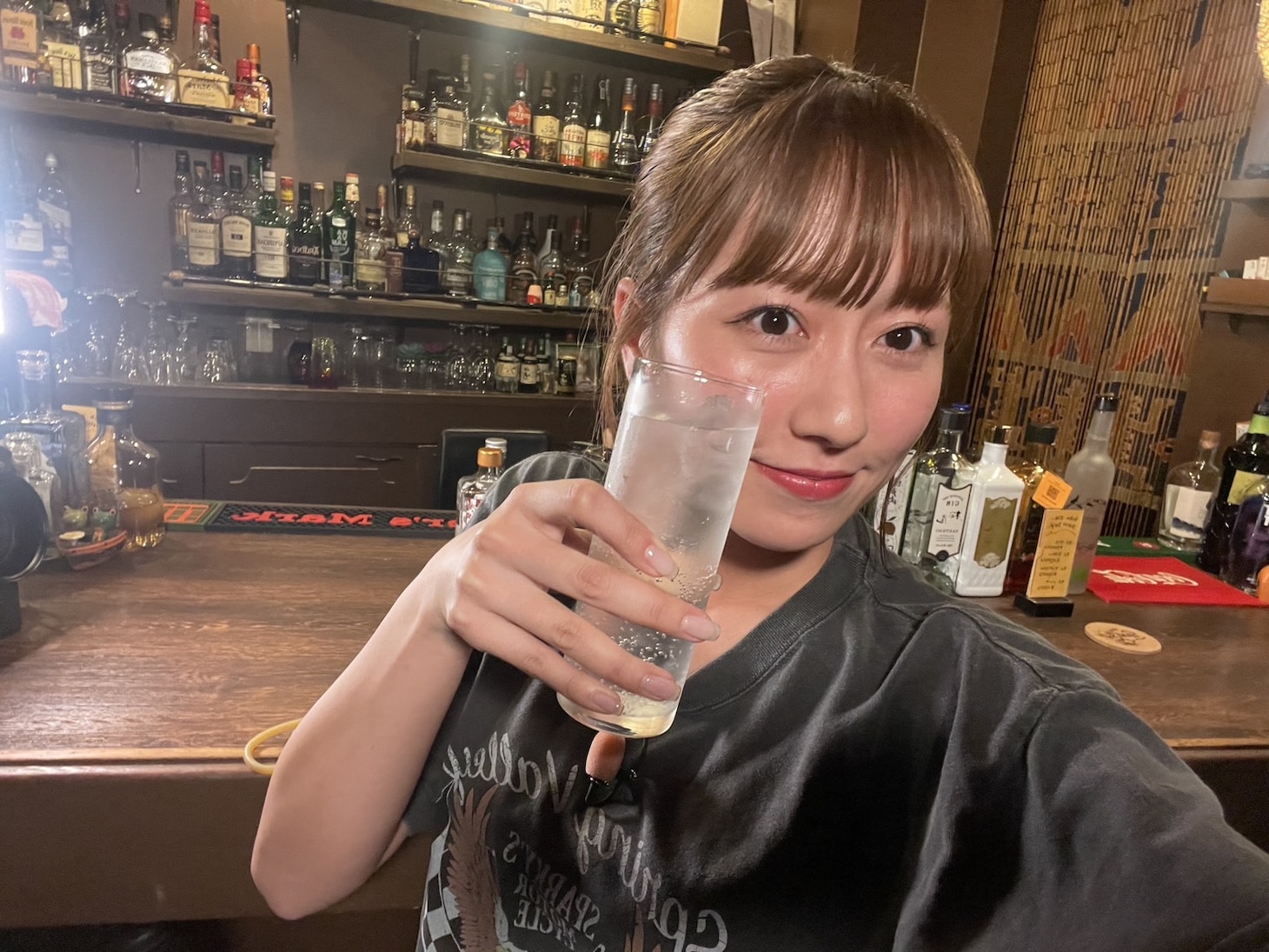 おしゃれなバーでジントニックを味わう佐々木彩夏。