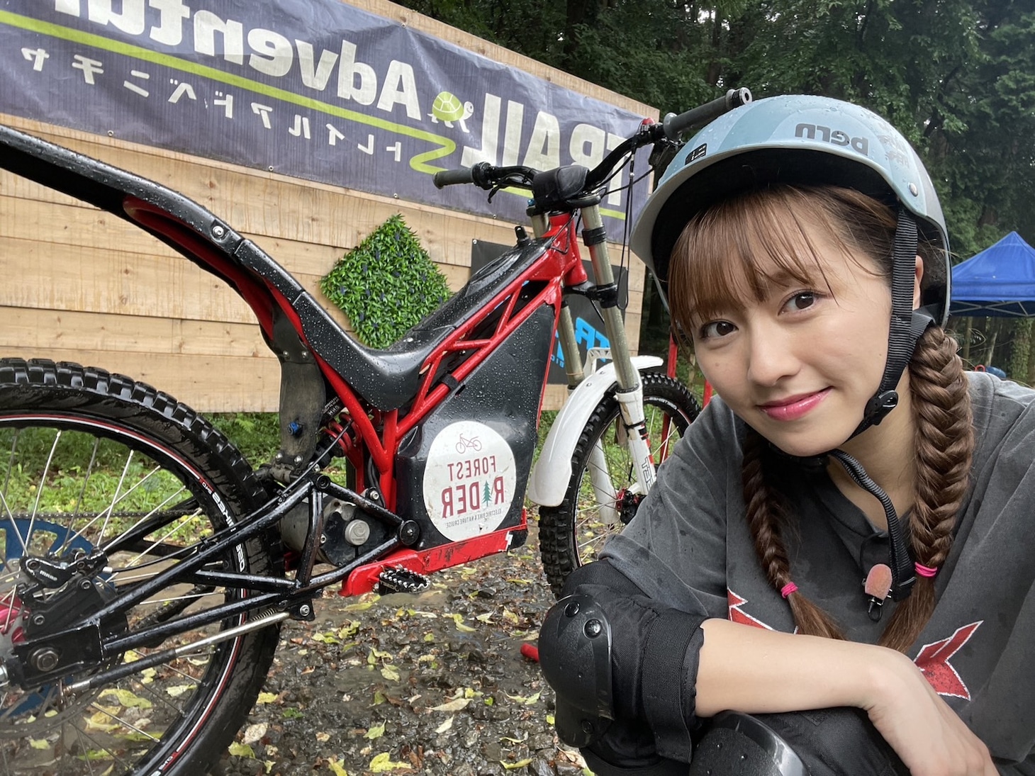 e-BIKEを体験する佐々木彩夏。