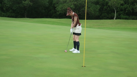 ゴルフに挑戦する佐々木彩夏。