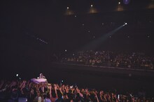 ブルーチーズを模したビーチフロートに乗って観客の上を進むano。（撮影：鳥居洋介）