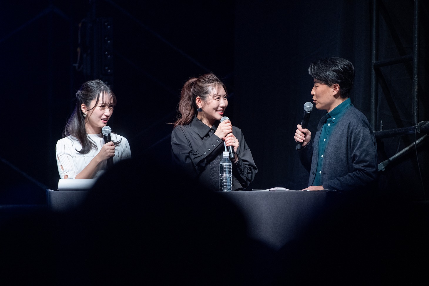 司会者とゲストの西野未姫。