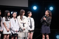 囲み取材を受けるWHITE SCORPIONのメンバーと西野未姫。