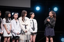 囲み取材を受けるWHITE SCORPIONのメンバーと西野未姫。