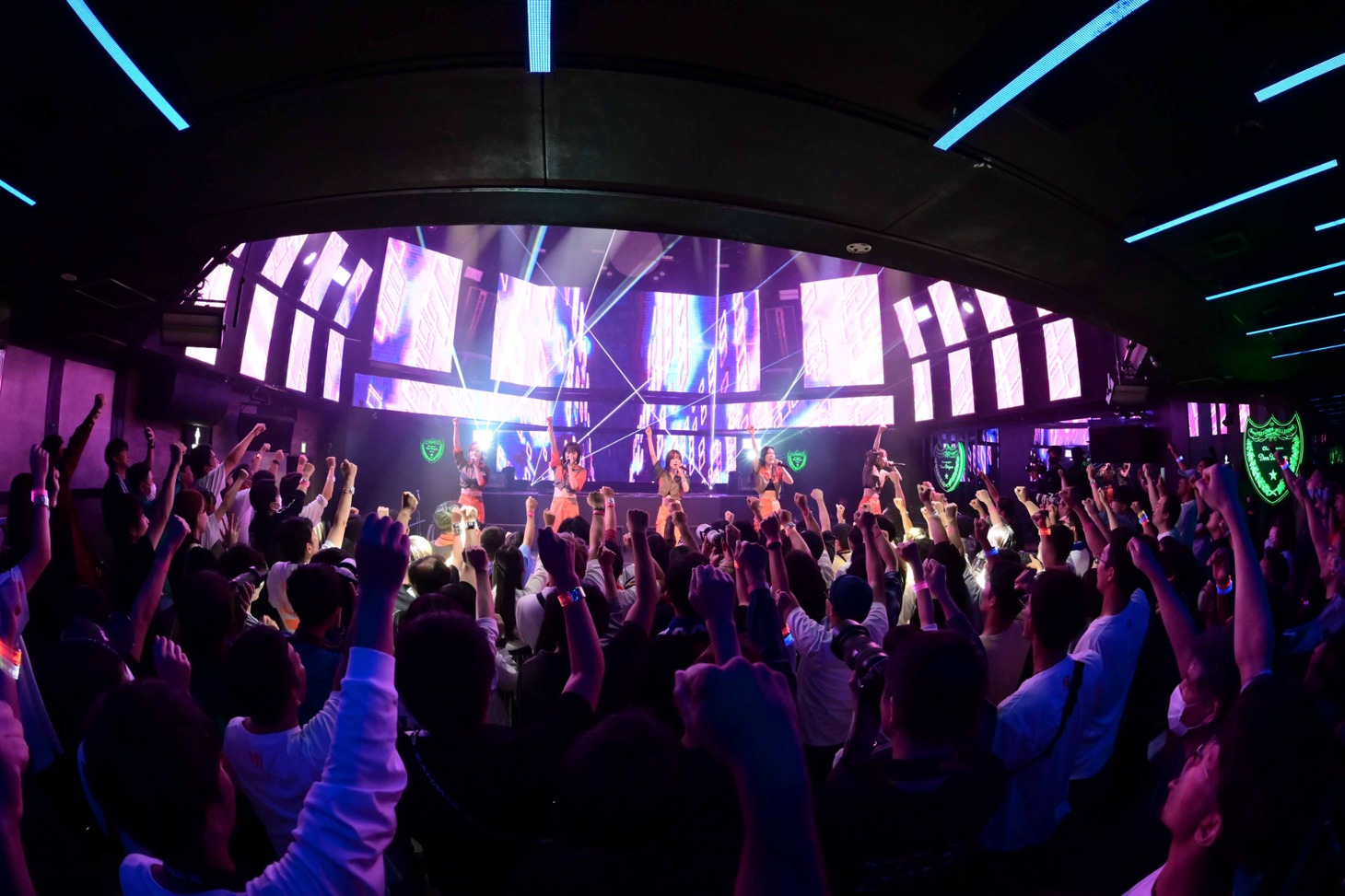 「ExWHYZ presents HOW HIGH? RELEASE PARTY!!!!!」の様子。（写真提供：EMI Records）