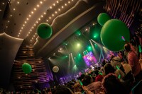 「×○×○×○ン」演奏中、緑色の巨大バルーンが大量投下されたフロア。（Photo by Masayo）