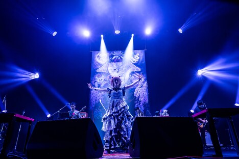 「大森靖子 KILL MY DREAM TOUR 2023」東京・昭和女子大学人見記念講堂公演の様子。（Photo by Masayo）