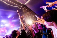 フロアでパフォーマンスを行う大森靖子。（Photo by Masayo）