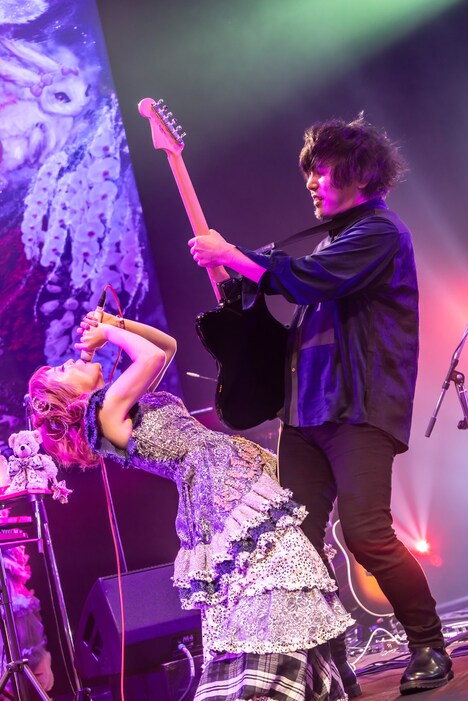 左から大森靖子（Vo, G）、設楽博臣（G）。（Photo by Masayo）