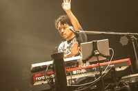 真剣な表情でポーズを決めるsugarbeans（Key）。（Photo by Masayo）