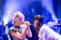 左から大森靖子（Vo, G）、山之口理香子（Dance）。（Photo by Masayo）