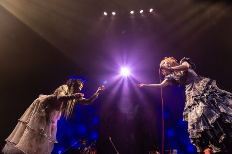 左から山之口理香子（Dance）、大森靖子（Vo, G）。（Photo by Masayo）