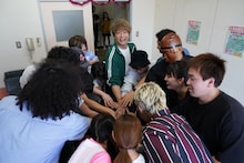 撮影前に円陣を組む香取慎吾たち。