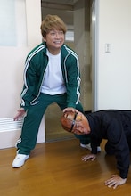 仮装大賞作品「バスケットボールのドリブル」を再現する香取慎吾。