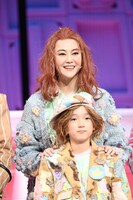 前列から小野桜介、観月ありさ。