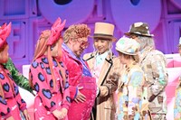 ボーレガード氏を演じる芋洗坂係長の腹回りが“自腹”であることに驚く堂本光一。