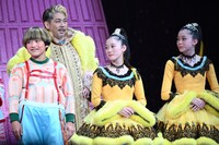 ベルーカを演じる舞咲碧音（前列中央）、三宅りむ（前列右）と、その父親・ソルト氏を演じる岸祐二（後列）。