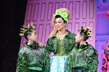 ティービー夫人役の彩吹真央（中央）と、その息子マイク・ティービーを演じる鈴木弥人（左）、中野晴太（右）。