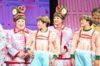 オーガスタス役の黒岩竜乃介（前列左）、後藤レイサ（前列右）と、グループ夫人役の森公美子（後列左）、鈴木ほのか（後列右）。