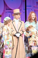 目を合わせられない小野桜介（前列右）に“スター”の表情を見せる堂本光一（後列左）。